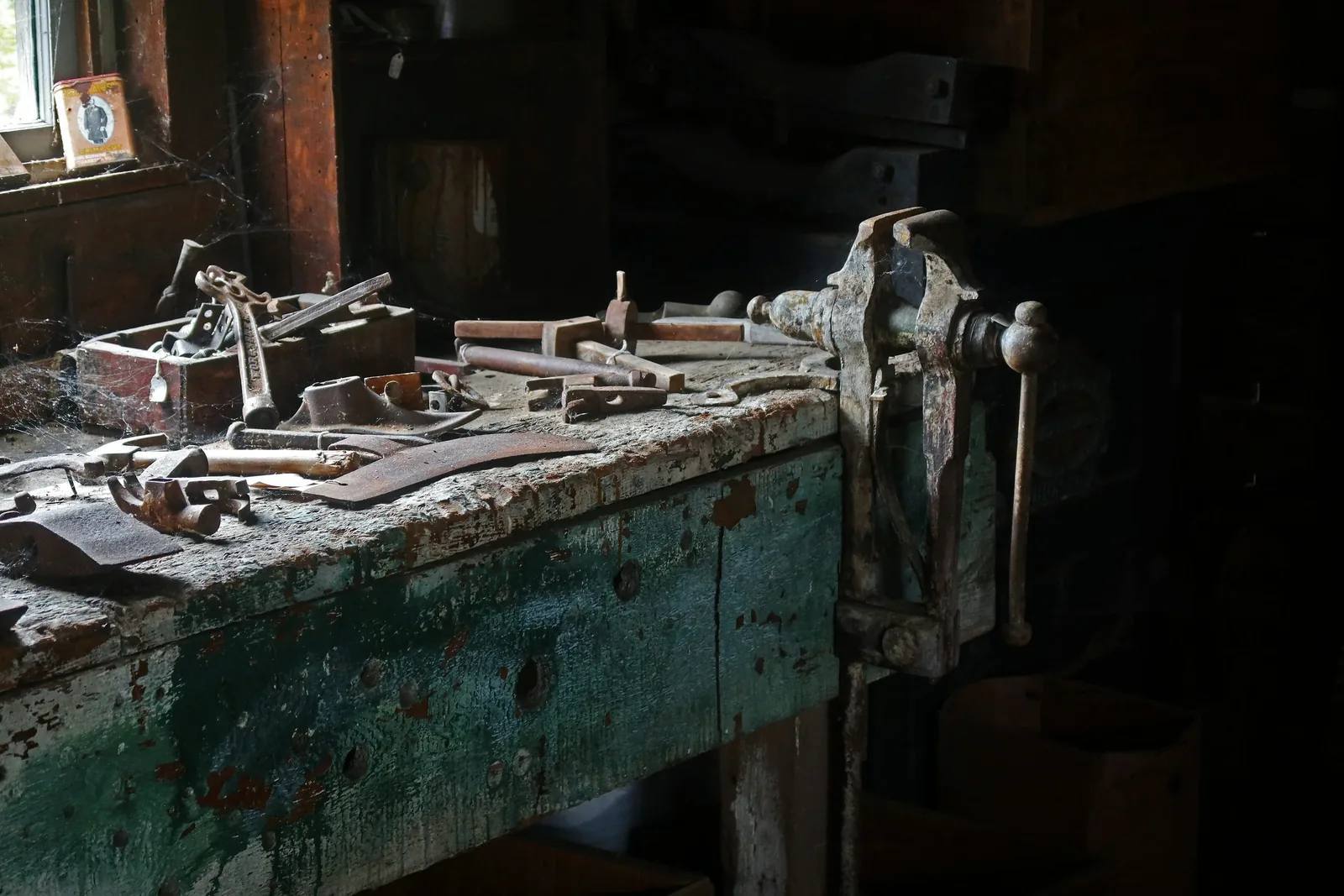 Workshop workbench and hand tools